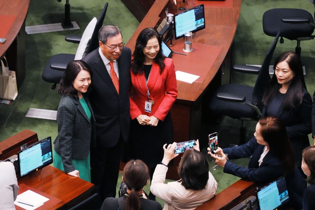 議員排隊與立法會主席梁君彥合照。左方為立法會秘書長衛碧瑤、右方為選委界議員陳曼琪。汪旭峰攝 議員排隊與立法會主席梁君彥合照。左方為立法會秘書長衛碧瑤、右方為選委界議員陳曼琪。汪旭峰攝
