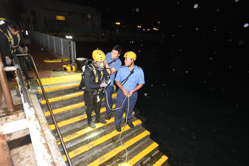 蛙人水底搜救無果。