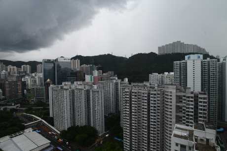 單位位於極高層，窗外可望樓景，遠為山景。