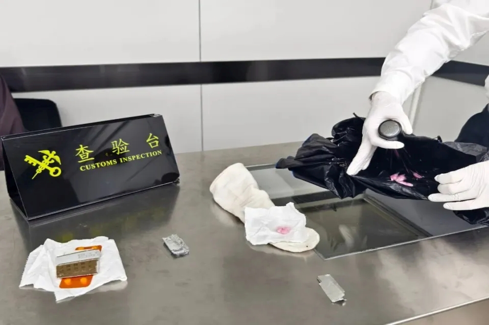 羅湖海關查獲一名進境旅客藏匿攜帶6.39克海洛英、1.54克美沙酮。 海關發布 羅湖海關查獲一名進境旅客藏匿攜帶6.39克海洛英、1.54克美沙酮。 海關發布
