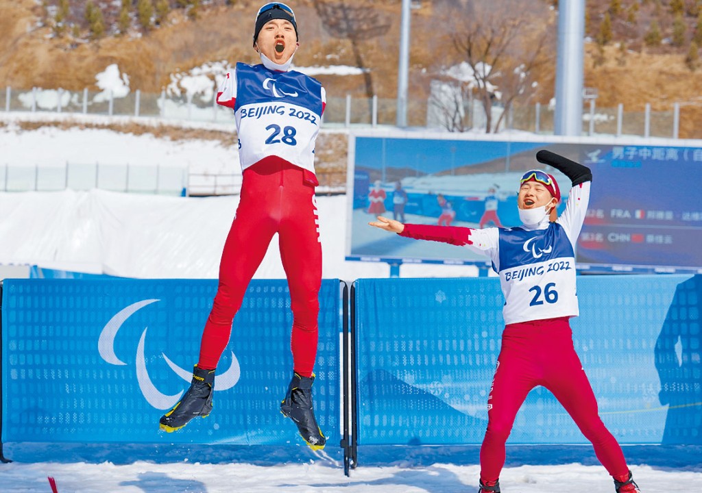 王晨陽（左）與季軍的隊友蔡佳雲在比賽後慶祝。