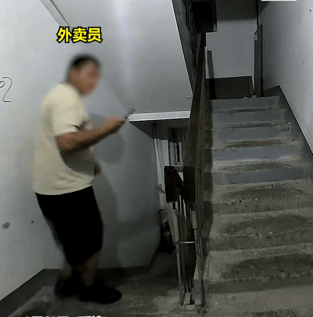 小米智能門鎖人臉識別認錯人，意外開門，外賣員感詫異。