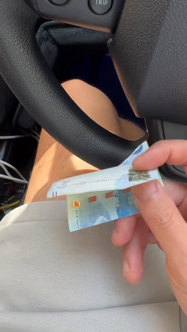一名的士司機日前收到客人付款，當中一張摺 著的20元紙幣打開後卻發現殘缺，「傷殘」廿 蚊紙的一節像「飛尾」般消失。不過，事件峰 回路轉，的士司機及後自爆神奇的大反轉結果。Threads截圖