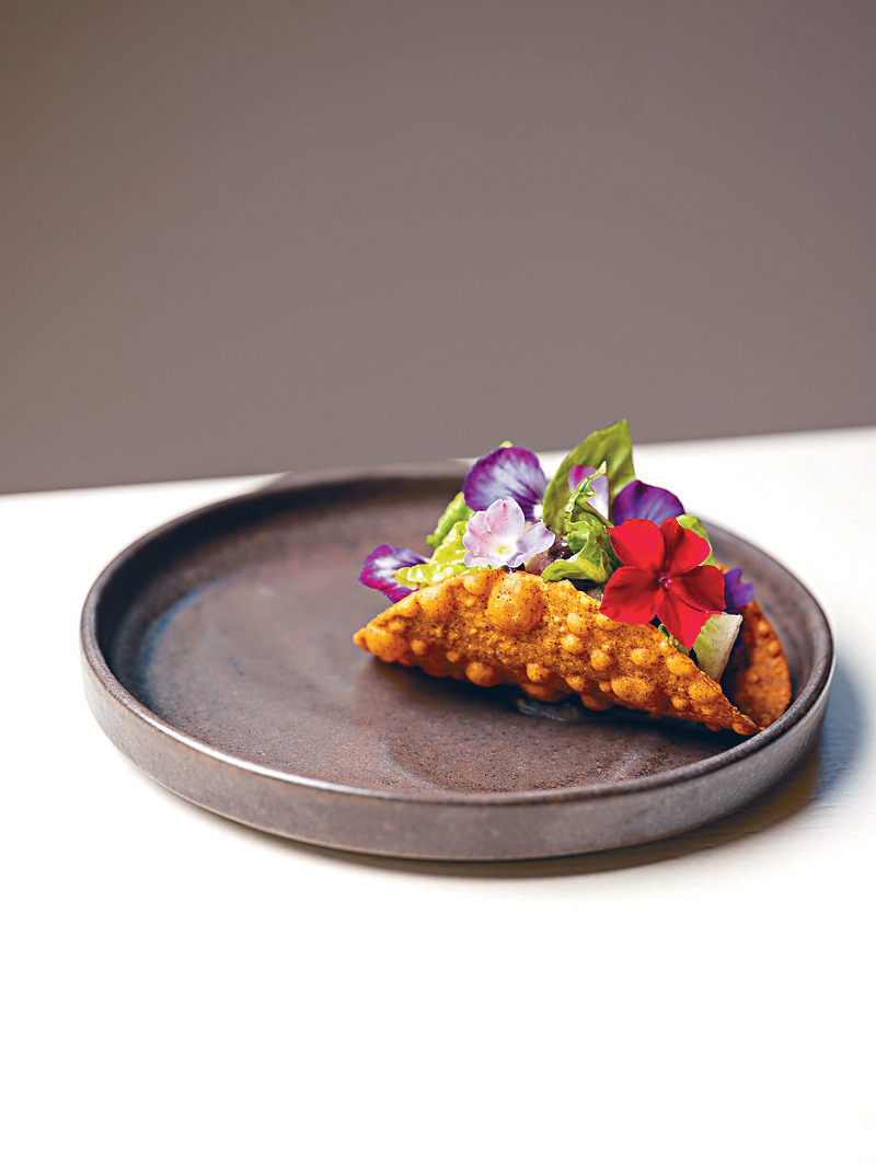 雙烤脆玉米卷：烤茄子、羅馬生菜、紫羅蘭。