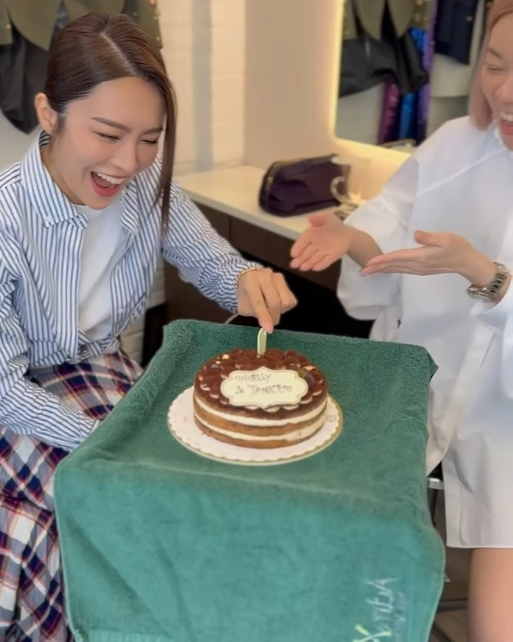 張曦雯與女性好友一同切生日蛋糕。