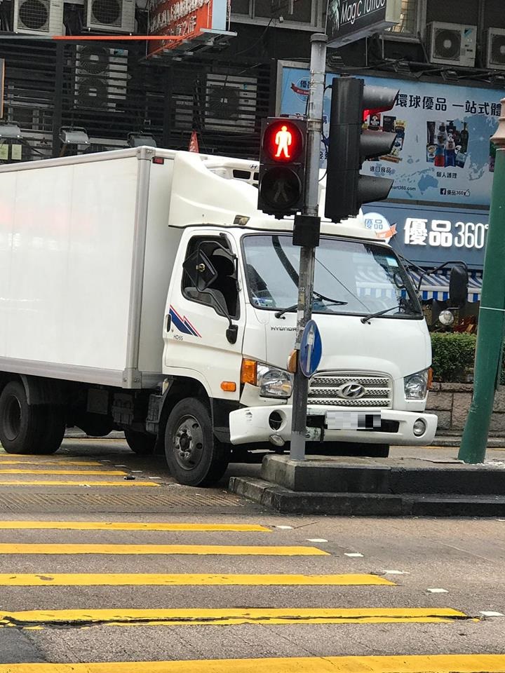 貨車失事橫臥馬路。突發事故報料區Stephen Law圖片
