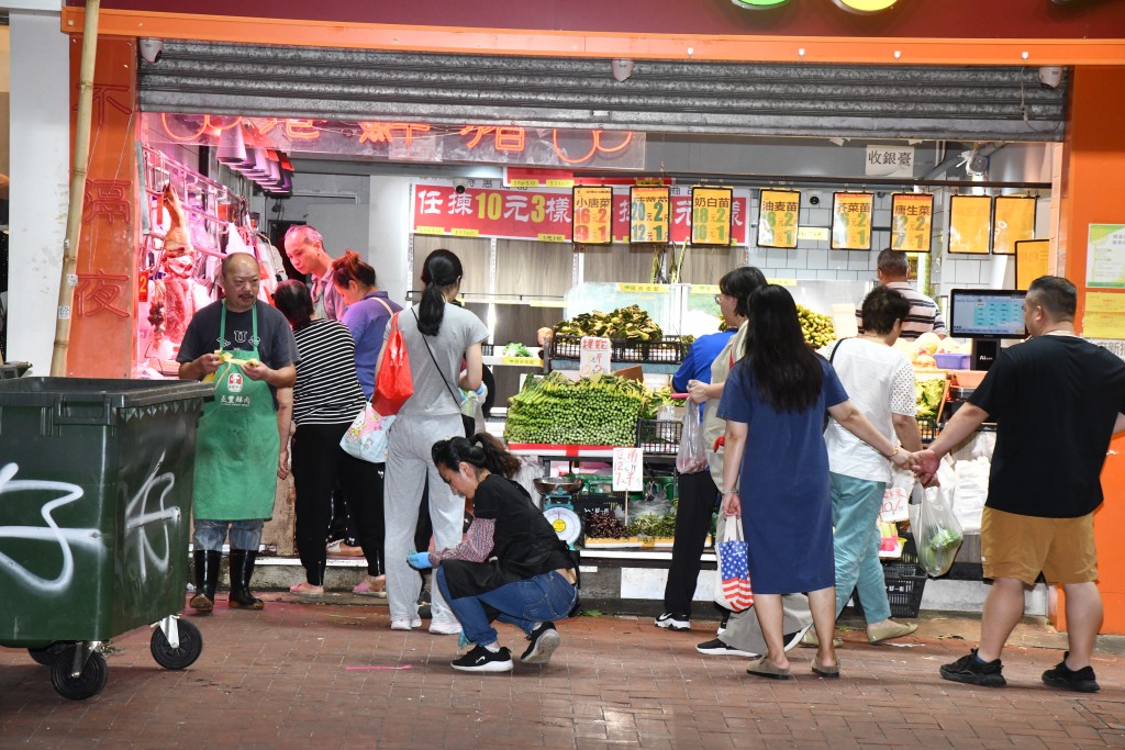 現場為荃灣街市街4號一菜檔對開行人路。徐裕民攝