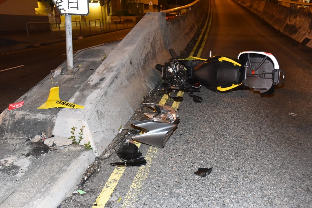 一輛電單車於牛池灣市政大廈對開急彎撞路牌，44歲司機重創。