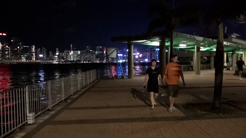 紅磡碼頭仍然有市民散步。