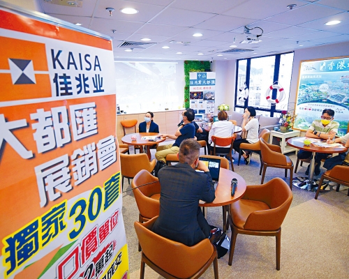 佳兆业中山新盘大都汇，在过去周末举办展销会，参观人流不俗。