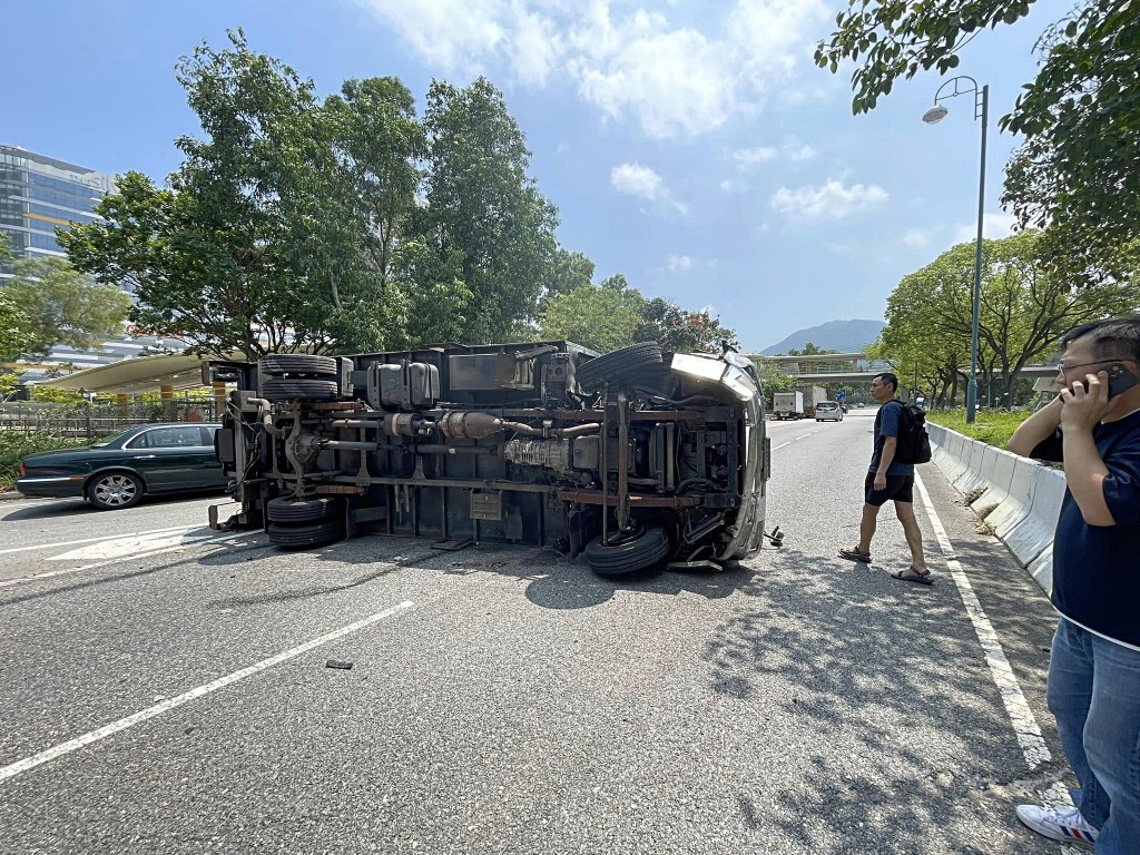 車上人士自行爬出解困。fb：民建聯離島支部