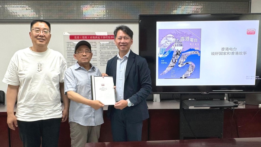 广播处长张国财 (右一) 与新疆大学历史学院院长孟楠 (左一) 及教授周轩 (中) 分享《林则徐虎门销烟以外》创作纲领 。港台图片