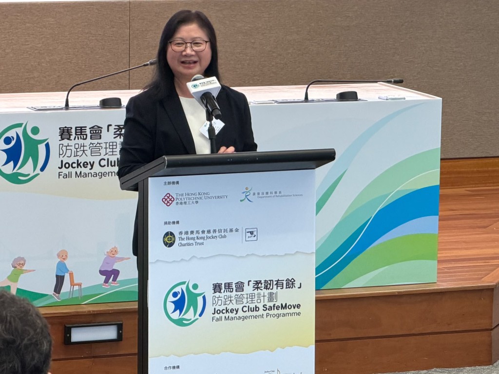 陳載英表示,是次「柔韌有餘」防跌計劃,馬會撥捐逾1.19億港元,標榜「方法學得好,唔使怕跌倒」。 陳載英表示,是次「柔韌有餘」防跌計劃,馬會撥捐逾1.19億港元,標榜「方法學得好,唔使怕跌倒」。