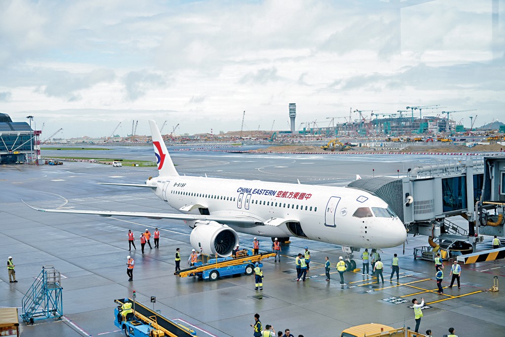 國產客機C919首次執飛跨境商業包機，接載香港學生赴上海實習。