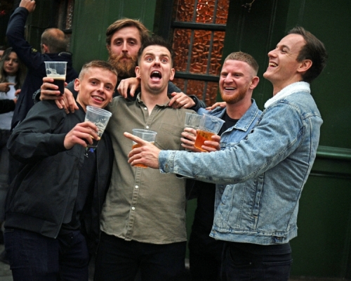 大批人蜂擁至酒吧，舉杯歡慶。AP