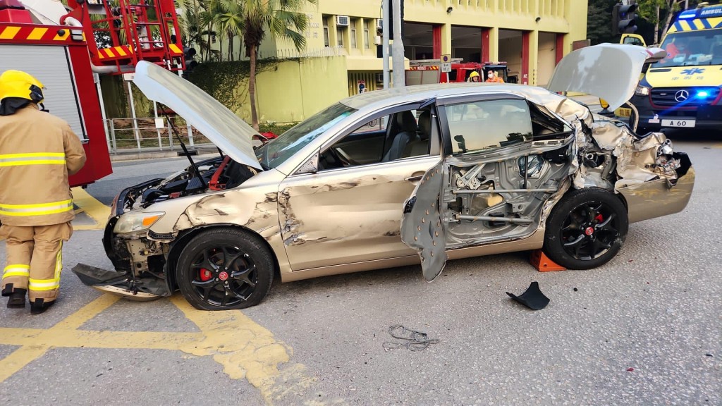 被重型拖頭撞及的私家車車身嚴重損毁。(方國珊FB)