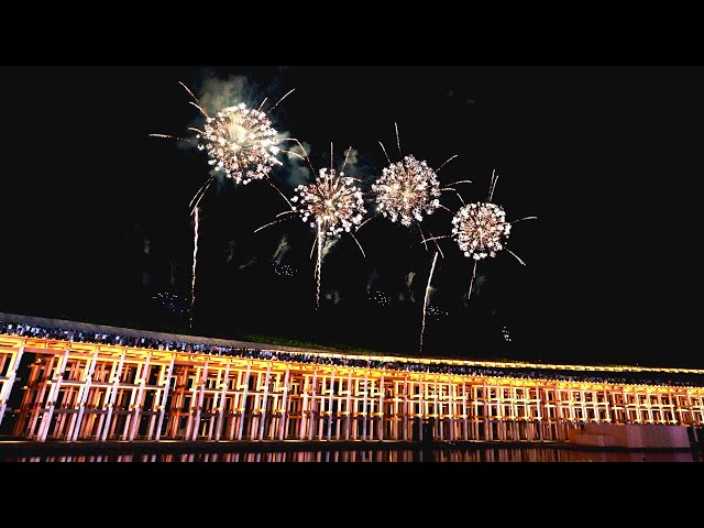 世博園區一直安排定期的煙花表演。YouTube