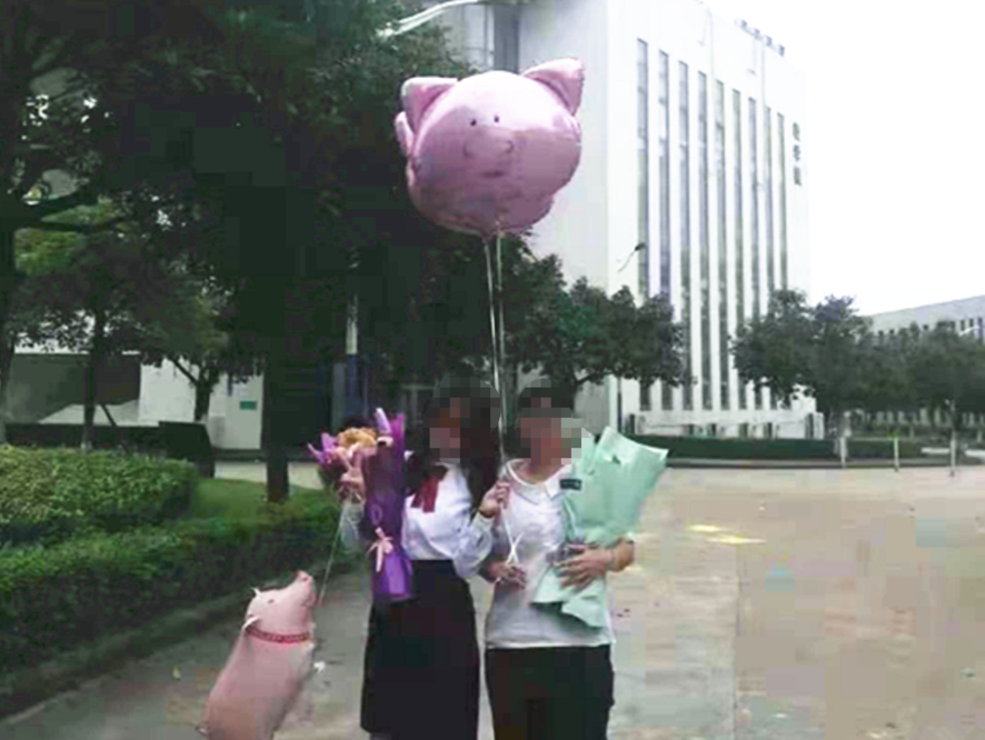 陳女與母親的合照。互聯網圖片