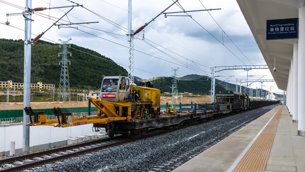 今年9月长轨运输车开进滇藏铁路丽香段香格里拉站。 新华社