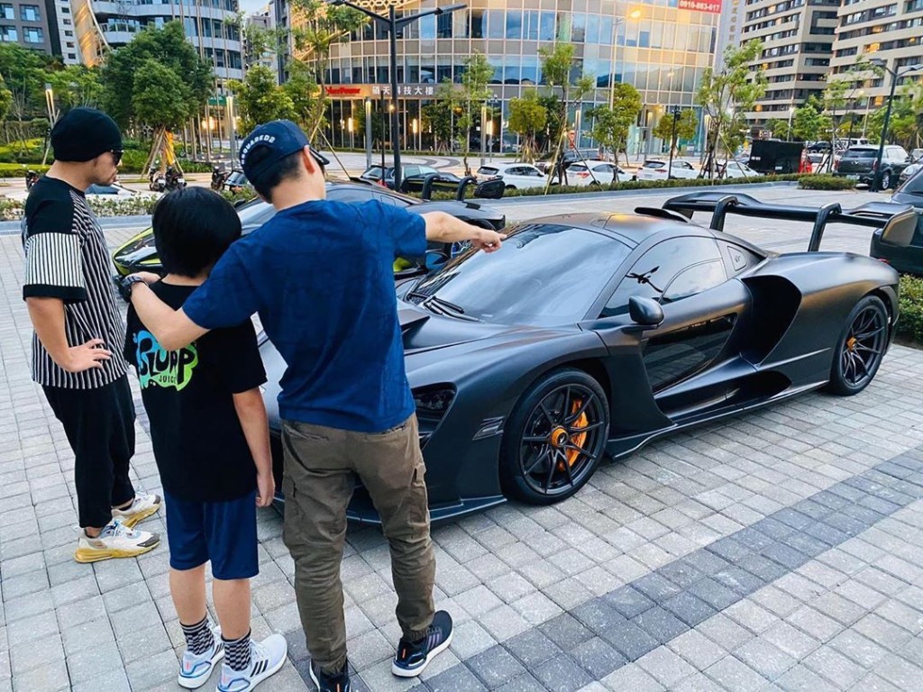 林志穎帶兒子Kimi賞車,身旁神秘車主唔係黃明志而係周杰倫,周董跟小志同樣好車。