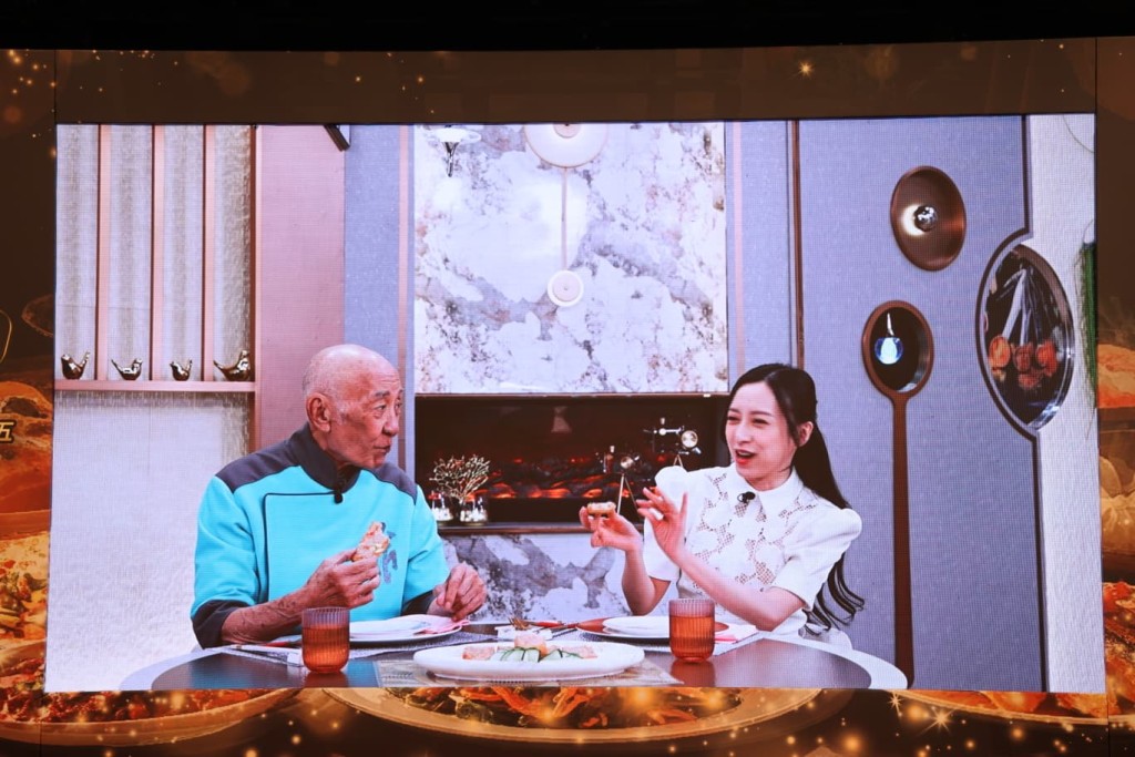 李家鼎取笑龔嘉欣「唔用眼電人」。