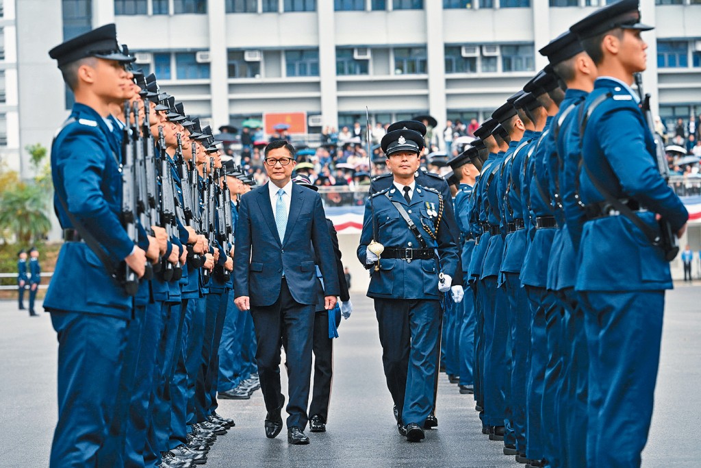 保安局局長鄧炳強表示，稱職的警察應具備「鐵骨、仁心、慧眼」，只有三者融為一體，警察才能「企得正，行得遠」。