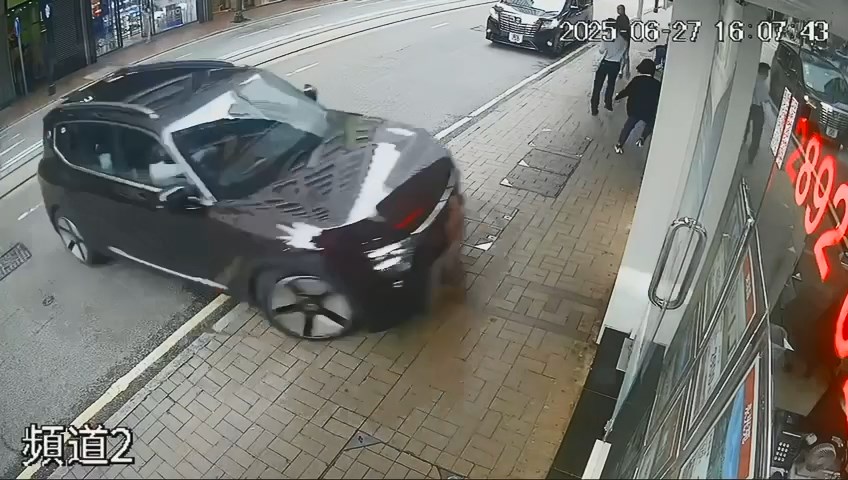 私家車地產舖的玻璃櫥窗。 私家車地產舖的玻璃櫥窗。