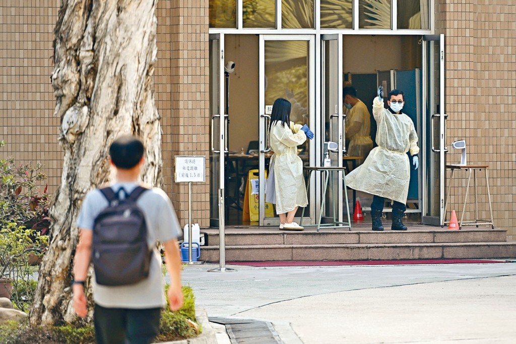 十五歲確診男學生就讀的粉嶺基督教香港信義會心誠中學,校方安排學生回校取樣本套裝。