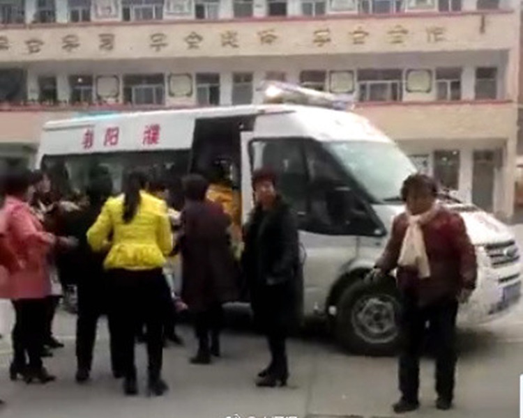 有自称学生家长的网友表示，事故原因系厕所外墙倒塌。网图