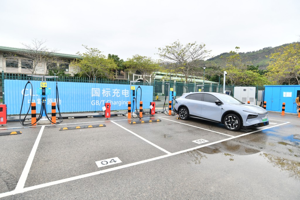 竹篙灣的電動車充電站及粵車南下資訊中心今日起投入運作。