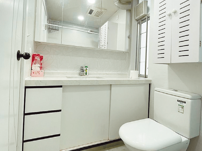 浴室以白色為主調，予人整潔明亮之感。