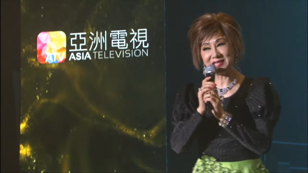 柳影虹在台上一口氣唱了《少女慈禧》和《換到千般恨》兩首經典歌
