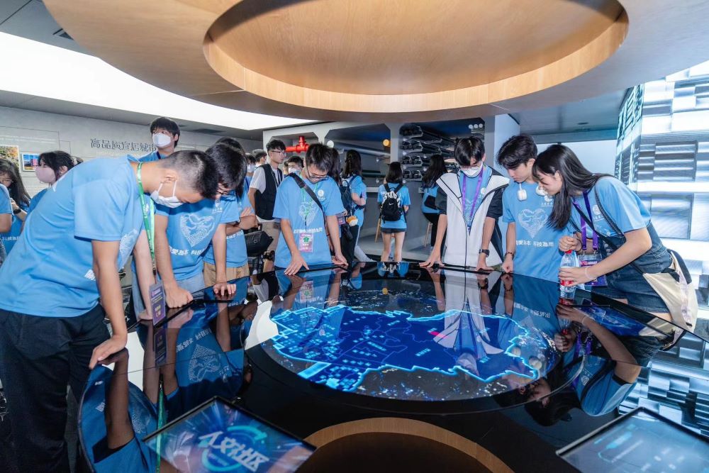 团员对新颖的互动展览甚感兴趣,并亲身体验馆内的展品。