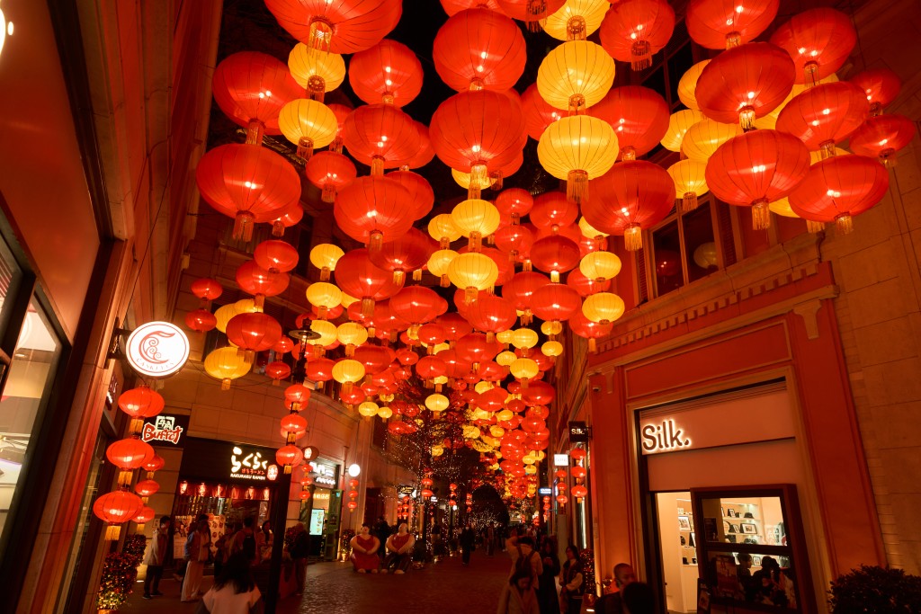 利東街逾800盞金紅華燈高掛