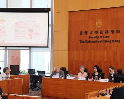 香港大學、中文大學及城市大學，均提供四年制的法律系學士課程，其中港大法律學院是本港第一所法學院。