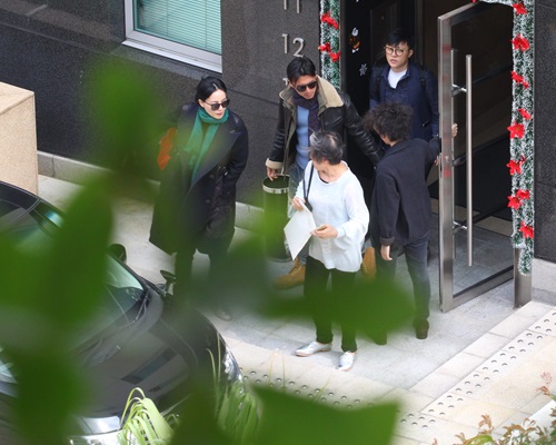 2014年，王菲與竇靖童返港，會合霆鋒去經理人陳家瑛位於淺水灣的寓所。