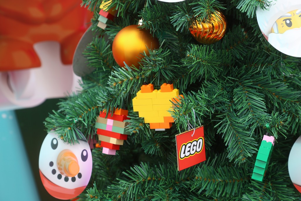 於充滿聖誕氣氛的LEGO佈置前打卡拍照留念！