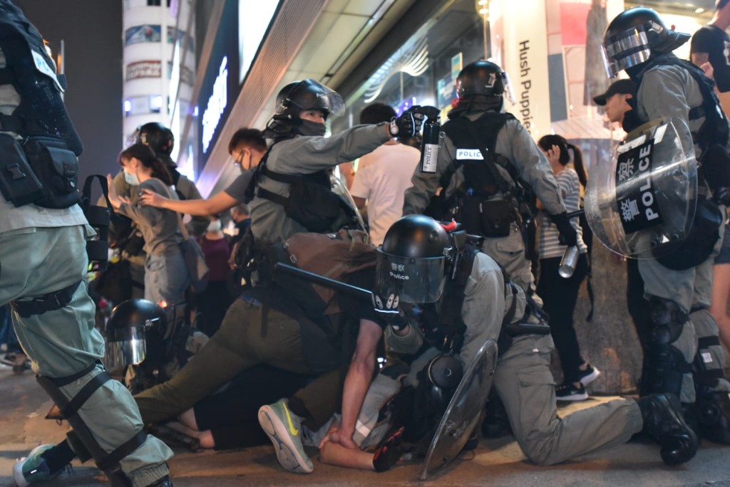 警方制服多名示威者