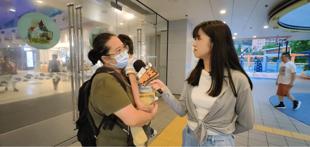 秀茂坪居民趙太表示帶同兒子外出時,已將所有驅蚊產品背在身上隨時使用。 秀茂坪居民趙太表示帶同兒子外出時,已將所有驅蚊產品背在身上隨時使用。