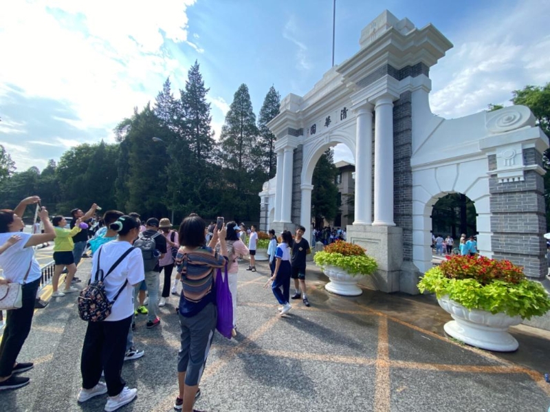 游客在清华大学校内标志性建筑二校门前拍照。 新华社 游客在清华大学校内标志性建筑二校门前拍照。 新华社