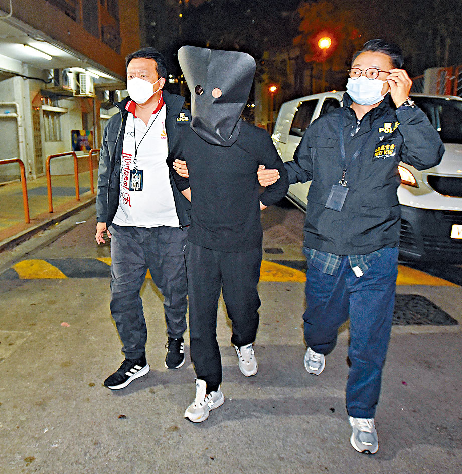涉嫌協助其中一名疑犯「着草」男子，被押返長安邨安柏樓搜屋。
