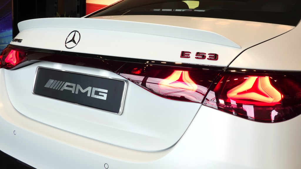 平治Mercedes-AMG E 53 HYBRID 4MATIC+登場：混能跑房車配備專屬直間鬼面罩與全套AMG車身包圍。