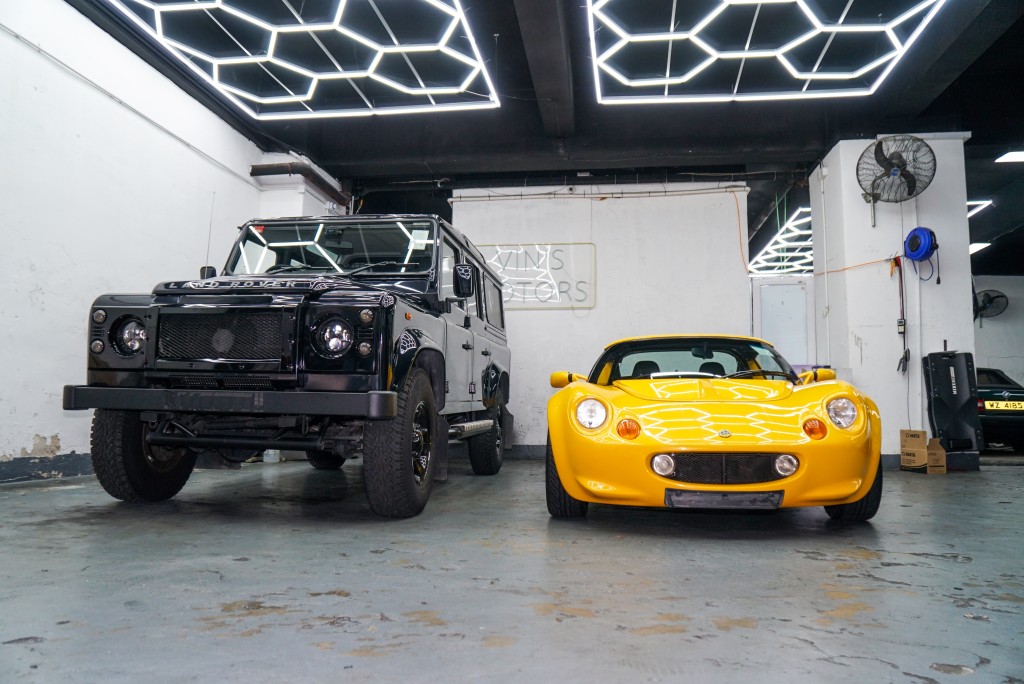 ●蕭志鋒指出，Lotus Elise（右）與柴油Land Rover Defender（左）同具收藏價值。