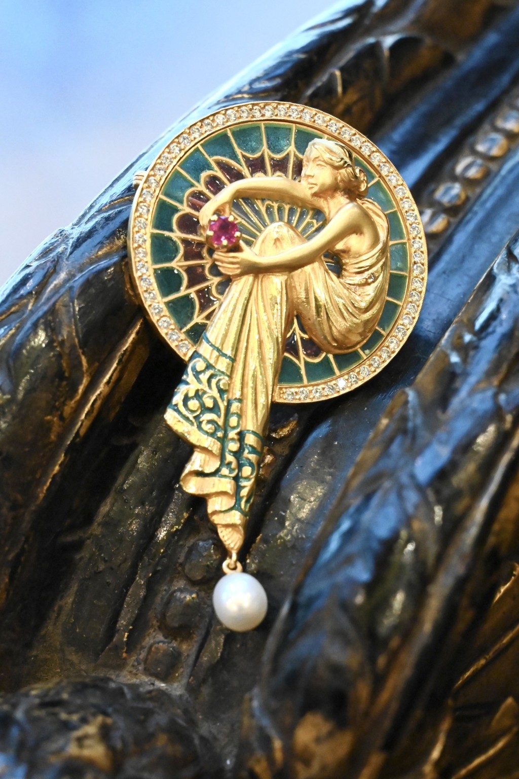 這枚新藝術運動（Art Nouveau 1880-1910）時期的黃金琺瑯胸針，正是Loretta在英國古董店「偶遇」的主角。