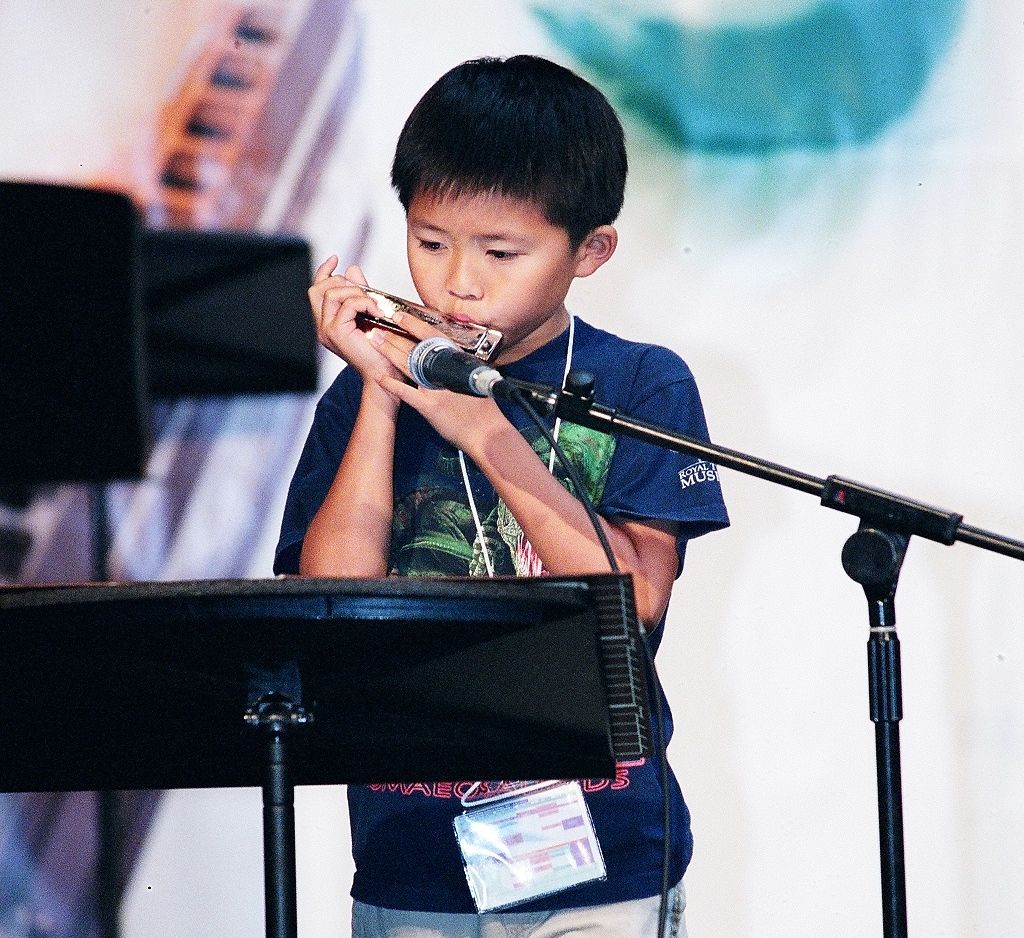 口琴陪伴着 Leo成長，讓他不願輕易放棄音樂事業。