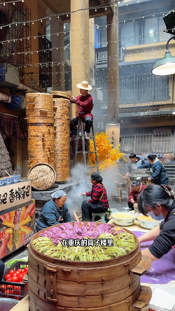重庆有火锅店的备菜间被网民觉得漫画感十足，仿如《千与千寻》的画面。抖音