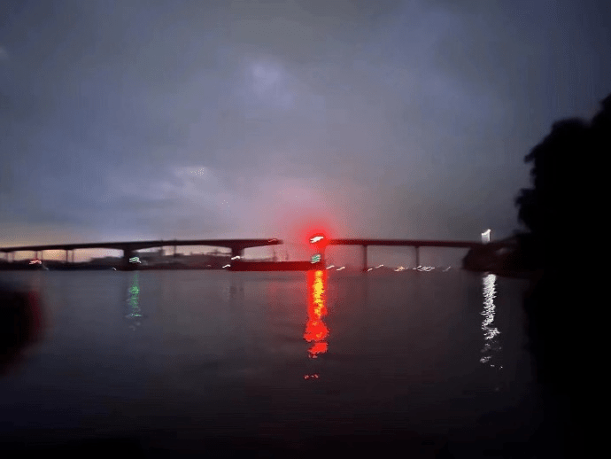 广州南沙沥心沙大桥被船撞断。 网图