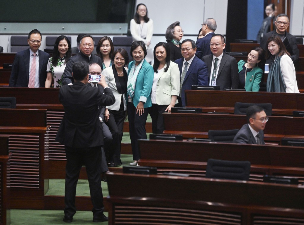 一眾身穿綠色的女議員與部分官員按慣例都在議會廳內合照留念。 蘇正謙攝