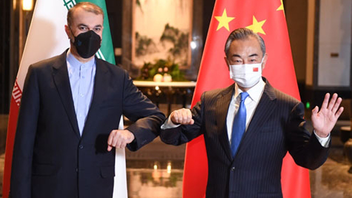 中國國務委員兼外長王毅（右）昨日與伊朗外長阿卜杜拉希揚（左）會談。外交部圖片 