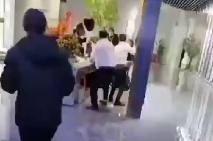  小兰的同事合力阻止韦东传继续伤害小兰。